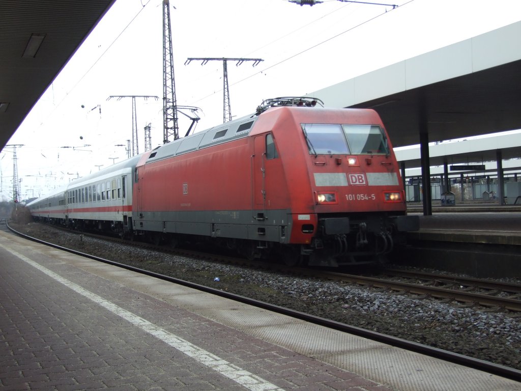 101 054 mit InterCity in Duisburg Hbf
