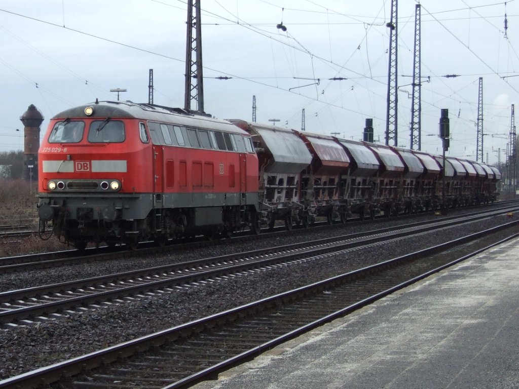 225 029 mit Kalkzug in Duisburg-Bissingheim