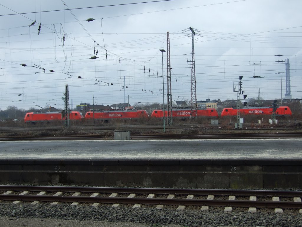 Ein Lokzug durchfuhr mit 1-er 145-er und 3 189-er Duisburg Hbf