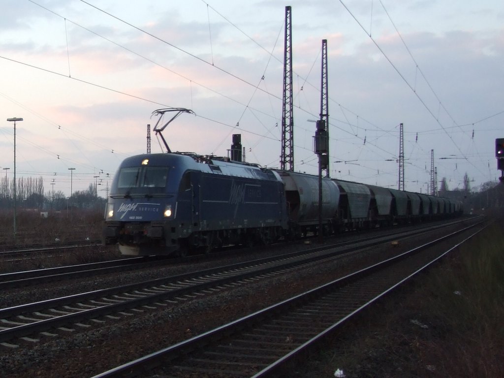 In den spten Abentstunden rollt Mgw Service 183 500 am 20.2.10 durch Duisburg-Bissingheim