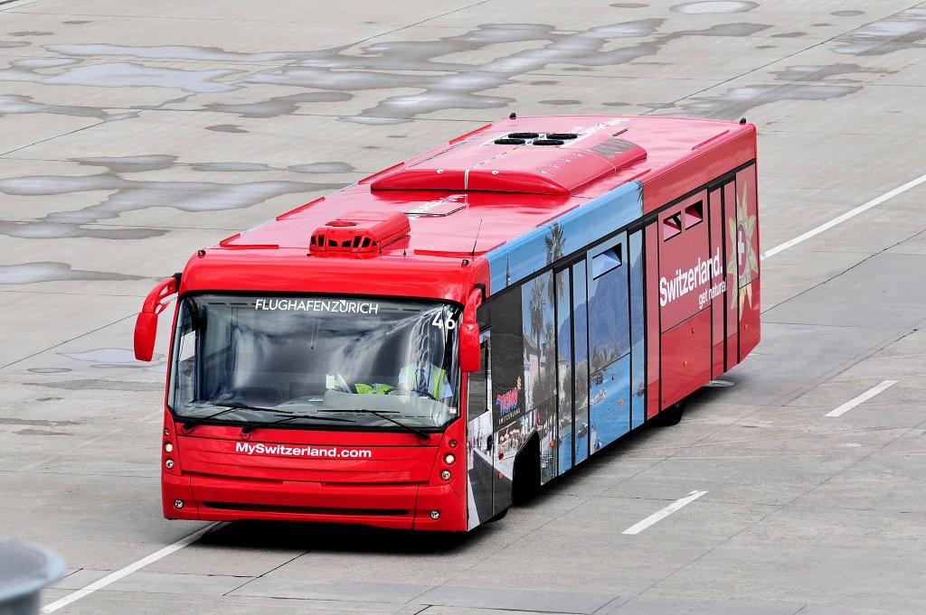 Airport Z�rich-Kloten,Passagierbef�rderungsbuss COBUS 3000 am Vorfeld,30.6.2013. Neue Grafiken von Reisebussen auf meiner Website unter www.bus-bahn-truck.at zu sehen.