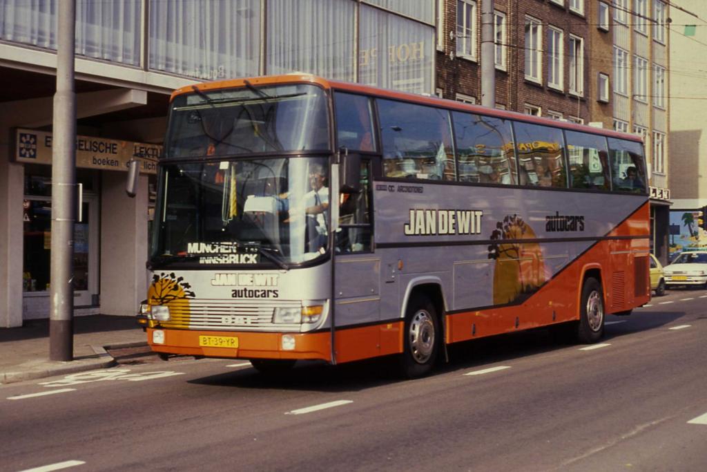 Am 15.07.1989 war dieser DAF Bus eine moderne Reisebus Erscheinung und geh�rte
zur Flotte  Jan de Witt . 
Aufnahme am 15.7.1989 in Arnheim - Niederlande.