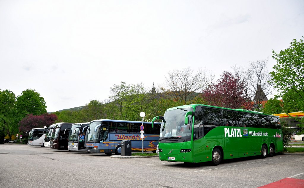 Am 27.4.2013 viel los am Busparkplatz in Krems an der Donau,rechts ein VOLVO von Platzl Reisen aus �sterreich.