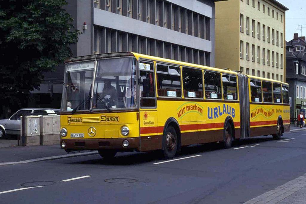 Am 4.7.1988 war dieser Mercedes Gelenkbus noch im t�glichen Personenverkehr
wie hier in Gie�en anzutreffen. Inzwischen ist es ein seltener Oldtimer.