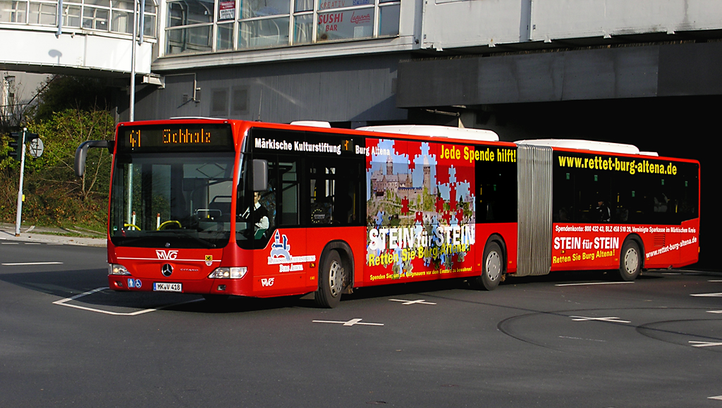 aus dem Tunnelausgang kommend biegt Wagen 418 hier als Linie 41 in die Sauerfelder Stra�e ein...am 16.11.10 