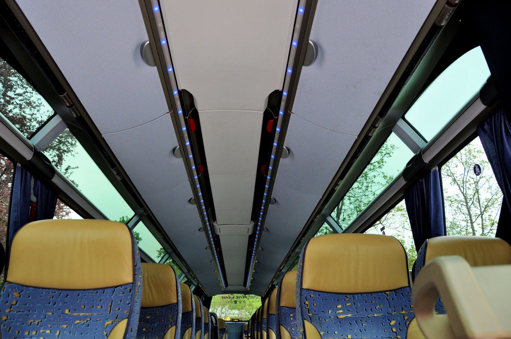 Blick von hinten nach vorne in den  Himmel  des neuen NEOPLAN STARLINER vom Reiseb�ro H�SSINGER aus Wien und St.P�lten/�sterreich im April 2013 in Krems.