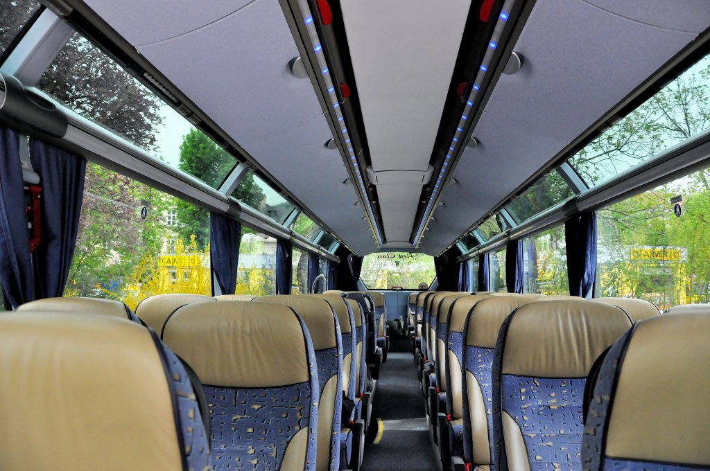 Blick von vorne nach hinten im neuen NEOPLAN STARLINER vom Reiseb�ro H�SSINGER aus Wien und St.P�lten/�sterreich im April 2013 in Krems.