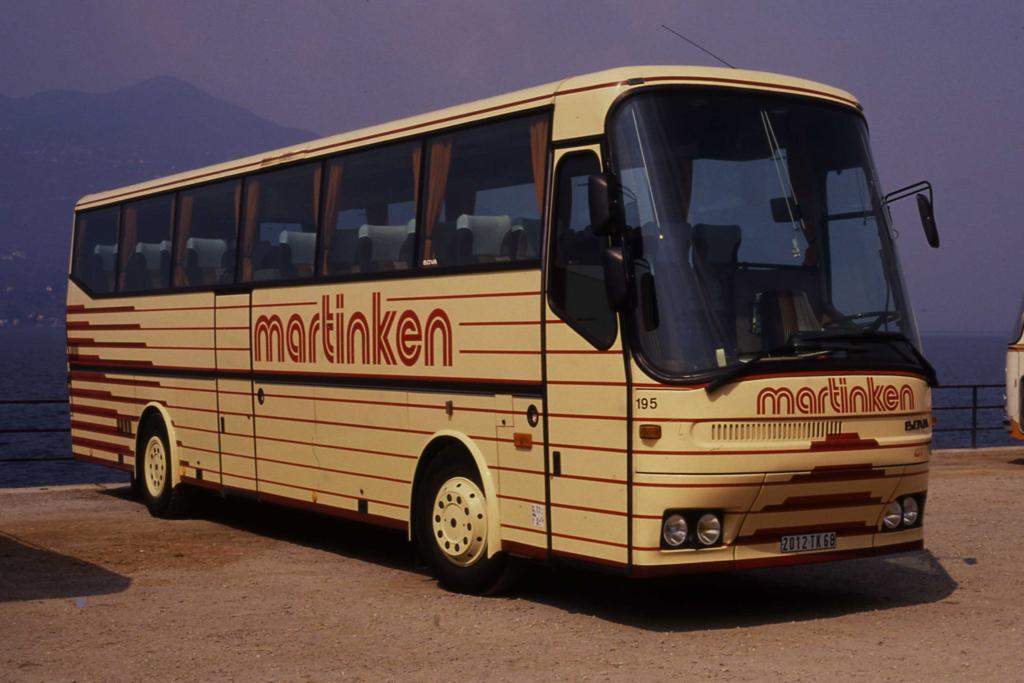 BOVA Reisebus der Fa. Martinken (laut Google in Frankreich ans�ssig) angetroffen und aufgenommen am 28.3.1990 am Lago Maggiore in Luino / Italien.
