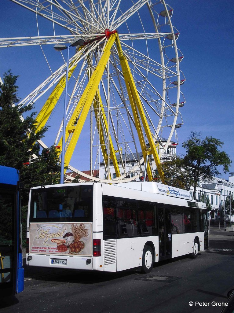 Bus mit Riesenradaufbau!  :)  ...  erdgasbetriebener Stadtbus der Kreisverkehrsgesellschaft Salzland mbH parkt am Busplatz, dahinter Volksfest zur 1050 Jahrfeier der Stadt Bernburg mit Riesenrad, fotografiert am 29.05.2011