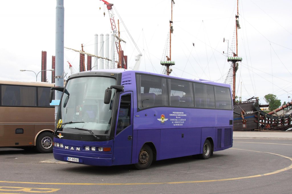 Club Reisebus der Marke MAN Typ 11.220
Gesehen am 5.6.2013 auf dem Parkplatz am Hafenkai im polnischen Gdingen.
