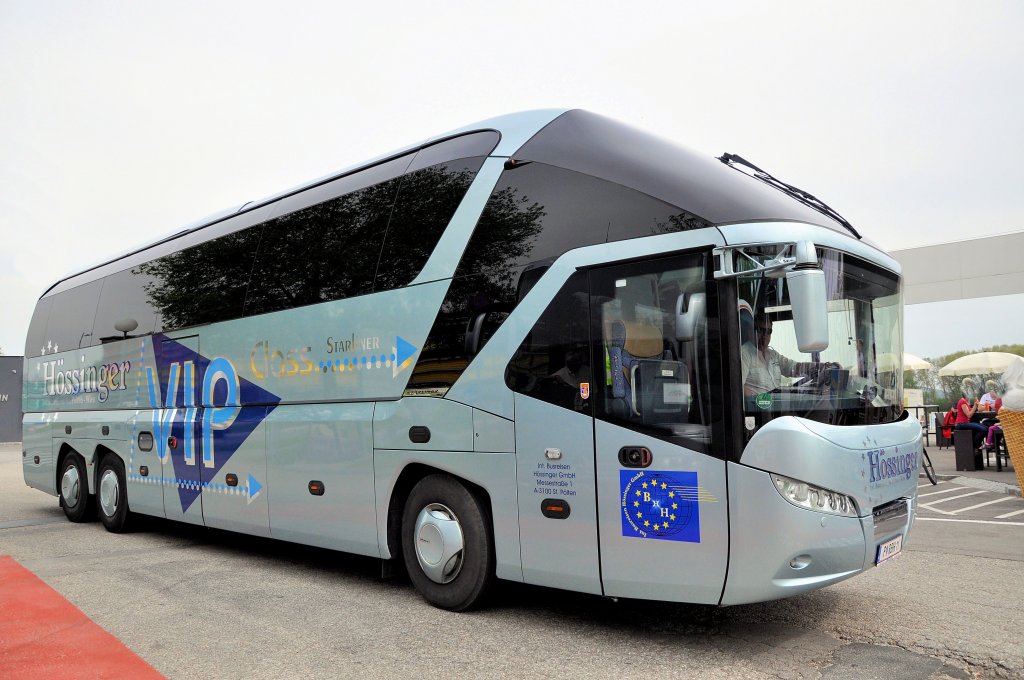 Der neue NEOPLAN STARLINER vom Reiseb�ro H�SSINGER aus Wien und St.P�lten/�sterreich im April 2013 in Krems.