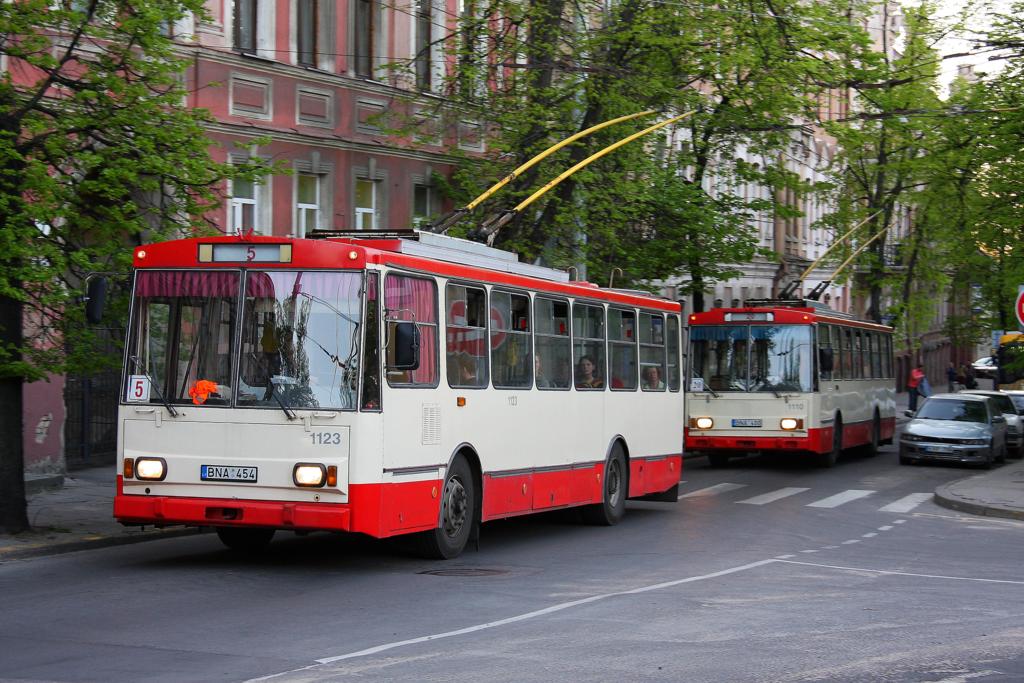 Dichter Stadtbusverkehr nahe dem Hauptbahnhof von Vilnius, 
der Hauptstadt Litauens. Hier kommt Trolleybus Skoda Wagen Nr. 1123
an mir vor�ber.