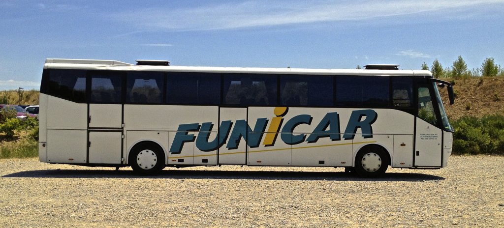 Dieser Bova Futura von Funicar aus der Schweiz war am 2.7.2013 auf einem Busparkplatz in der Camargue in S�dfrankreich abgestellt.