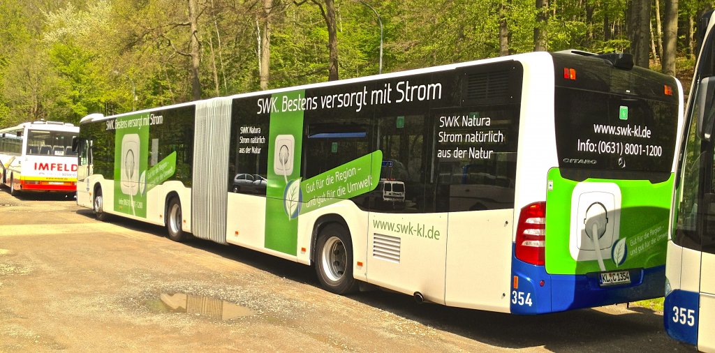 Dieser Mercedes-Benz Citaro G C2 der Stadtwerke Kaiserslautern (Wagen 354) stand w�hrend des 2. Bundesligaspiels 1.FCK gegen FSV Frankfurt am 5.5.2012 auf einem Park-and-Ride-Parkplatz und wartete auf das Ende des Spiels.