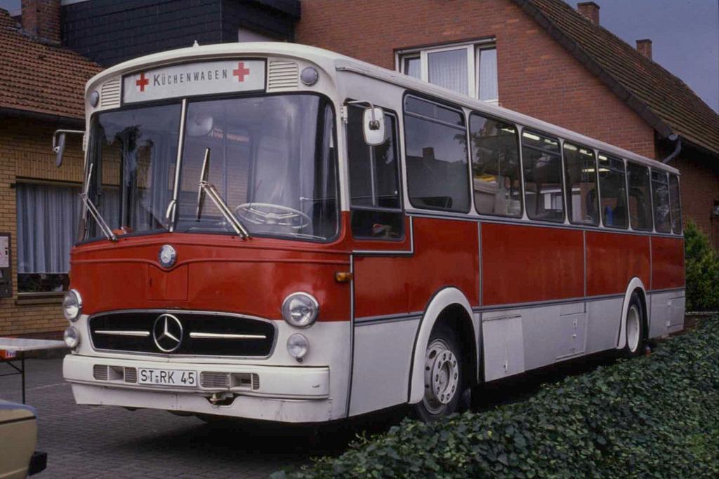 Dieser Mercedes Bus diente zum Zeitpunkt der Aufnahme am 21.8.1988
als K�chenwagen des DRK Kreis Steinfurt. Hier bei einem 
Einsatz in Lotte Osterberg.