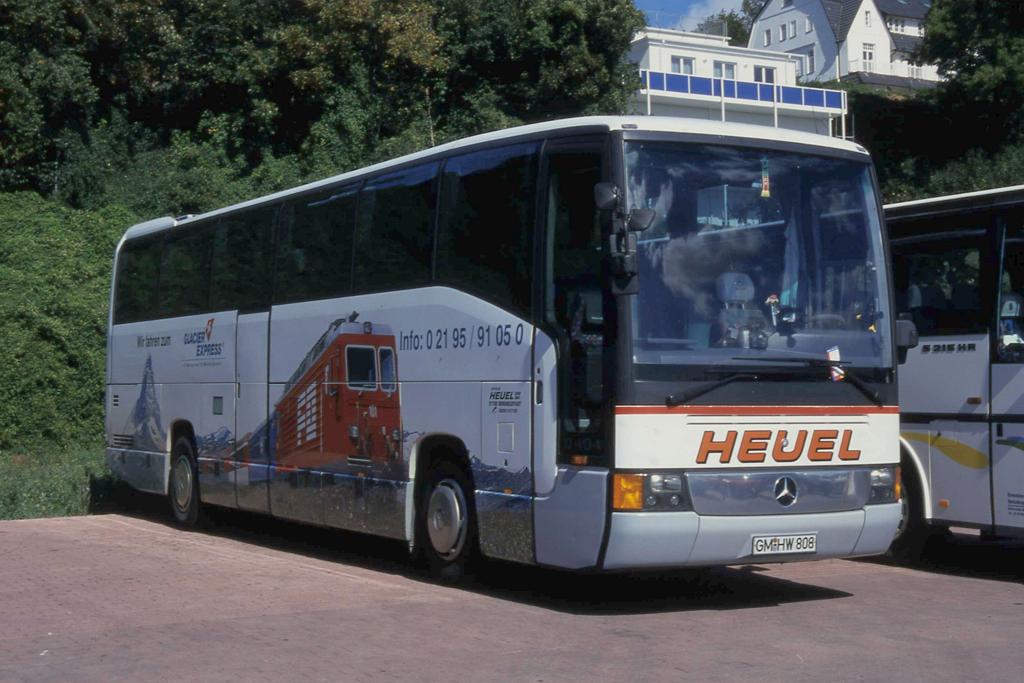 Dieser Reisebus der Fa. Heuel, Drolshagen, Sauerland, ist mit einer
interessanten Werbung f�r den schweizer Glacier Express verziert.
Aufnahme am 11.9.2000 in Sa�nitz auf der Insel R�gen.
