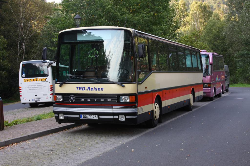 Dieser schon �ltere Setra der 200er Serie stand am 17.9.2011 noch in Diensten der Firma TRD (Kz. Dresden) hier am Bahnhof in Oybin.
