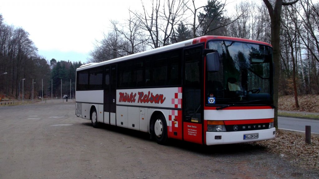 Dieser Setra S315 UL geh�rt dem Privatunternehmen M�rkl aus Kindsbach/Pfalz und war auf einem Park-and-Ride-Parkplatz f�r Bundesligaspiele am 11.3.12 in Kaiserslautern abgestellt.