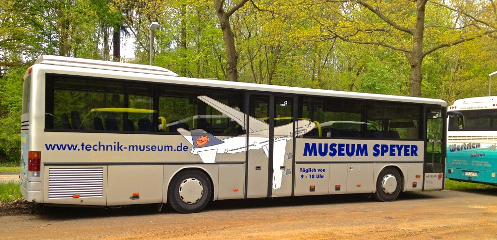 Dieser Setra S315UL vom Unternehmen Hetzler aus Speyer stand w�hrend des 2. Bundesligaspiels 1.FCK gegen FSV Frankfurt am 5.5.2012 auf einem Park-and-Ride-Parkplatz und wartete auf das Ende des Spiels.