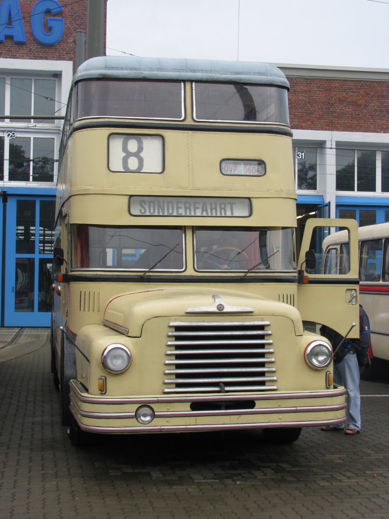 Doppelstockomnibus vom Typ Do 56, Linie 8, aus dem Landkreis Ostvorpommern (OVP) anl��lich 130 Jahre Strba in Rostock [27.08.2011]