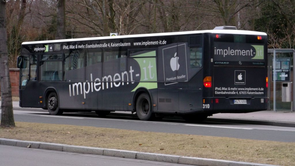 Ein Citaro (Wagen-Nr. 310) der ersten Generation von SWK Kaiserslautern hielt am 26.2.12 am Hauptfriedhof Kaiserslautern. Der Bus tr�gt Werbung des Apple Premium Resellers implement-it.