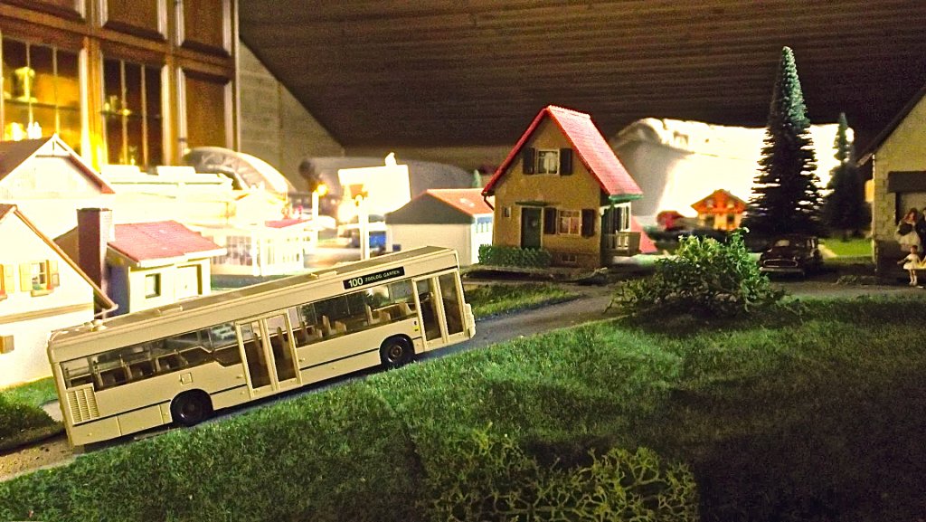 Ein MAN NL 202.2 f�hrt einen H�gel in Richtung Kirche hoch. Es handelt sich um einen ex BVG-Wagen.