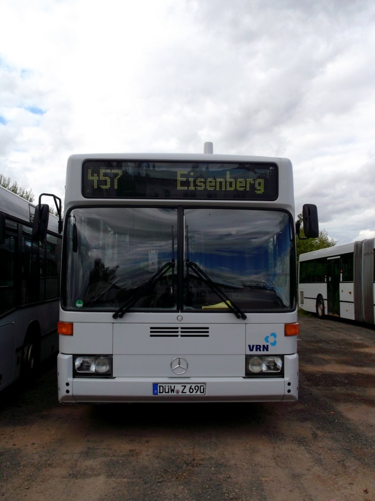 Ein Mercedes-Benz O 405 G von Busverkehr Zipper GmbH, abgestellt auf einem Parkplatz in Hettenleidelheim am 03.10.2012. Werktags wird das Fahrzeug im Sch�lerverkehr eingesetzt.