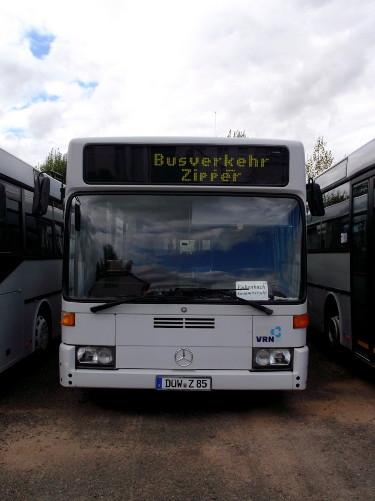Ein Mercedes-Benz O 405 GN2 von Busverkehr Zipper GmbH, abgestellt auf einem Parkplatz in Hettenleidelheim am 03.10.2012. Werktags wird das Fahrzeug im Sch�lerverkehr eingesetzt. Ehemaliger Bus der Technischen Werke Kaiserslautern.
