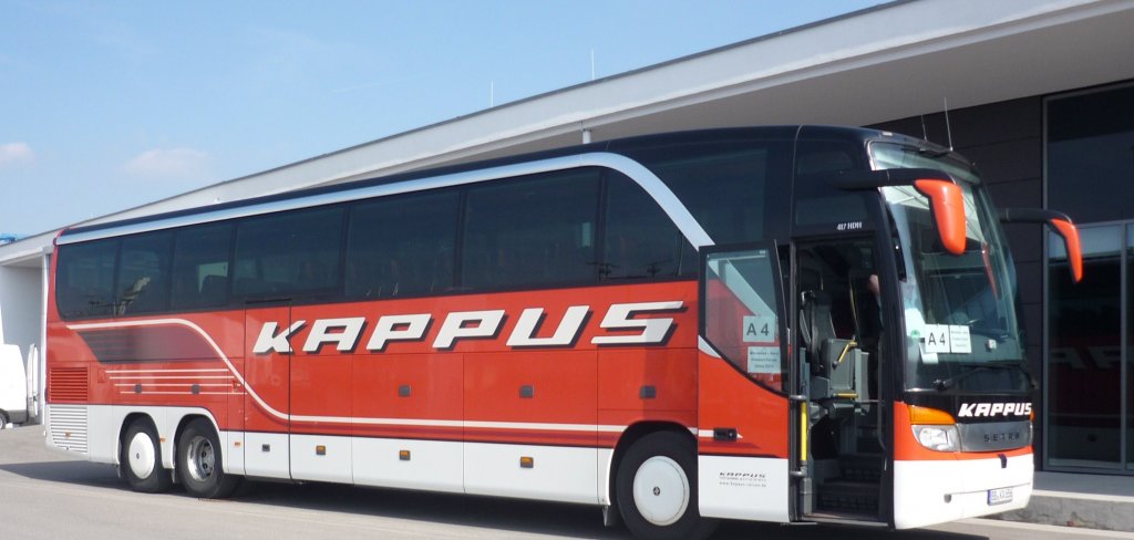 Ein Setra S 417 HDH auf dem Flugfeld-Parkplatz in B�blingen, der Fa. Kappus-Reisen aus Leonberg.