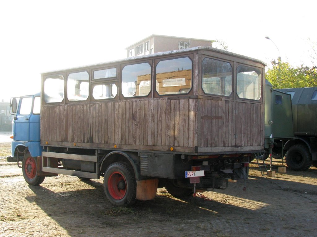 Ein Umgebauter W 50 zur Personenbef�rderung gesehen beim 6. Oldtimertreffen im ex. KIW  Vorw�rts  in Schwerin [07.10.2012] 