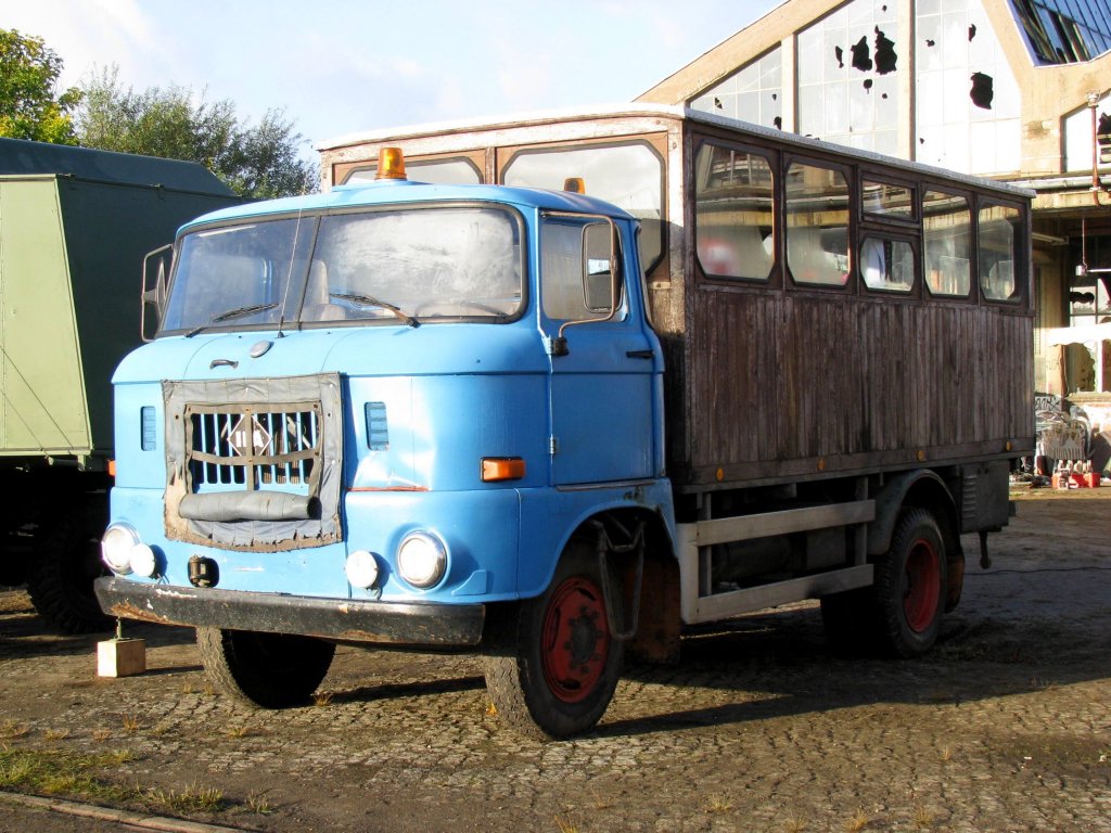 Ein Umgebauter W 50 zur Personenbef�rderung gesehen beim 6. Oldtimertreffen im ex. KIW  Vorw�rts  in Schwerin [07.10.2012]
