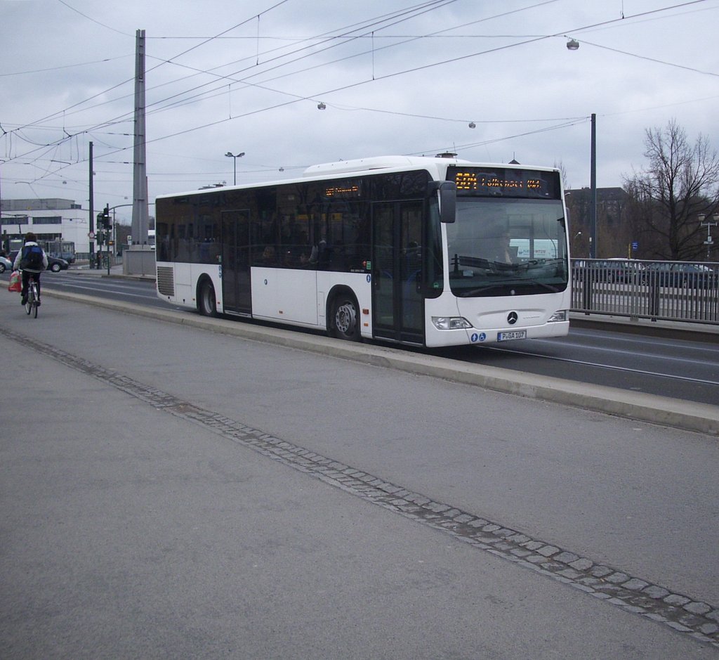 Ein wei�er Mercedes Citaro II in Potsdam.
