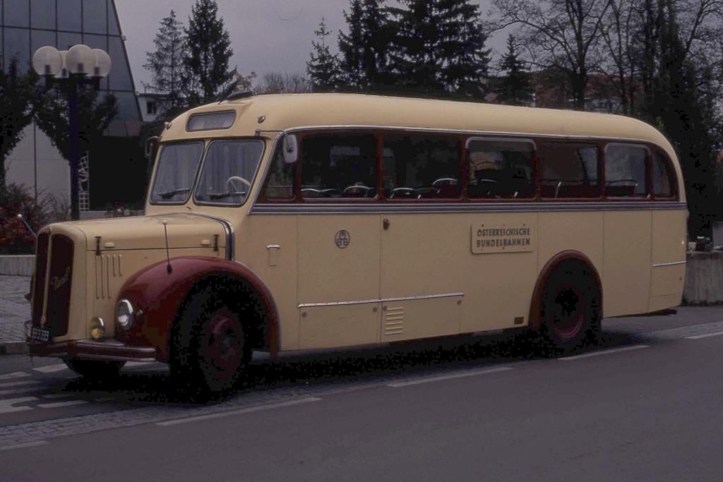 Einst bei der �sterreichischen Post im Liniendienst.
Hier am 19.10.1993 diente der Oldtimer schon bei Sonderfahrten
anl��lich des Eisenbahn Jubil�ums in Knittelfeld.