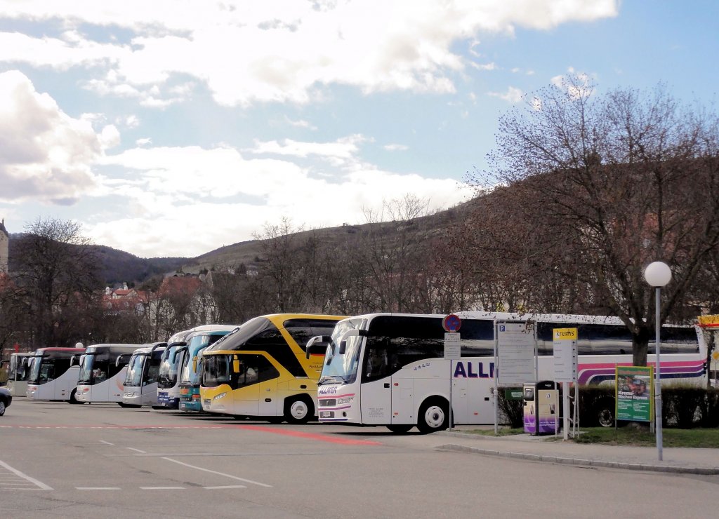 Gesamtbild des Busparkplatzes in Krems an der Donau. Vorne ein VOLVO 9900 von ALLMER Reisen aus �sterreich.13.4.2013.