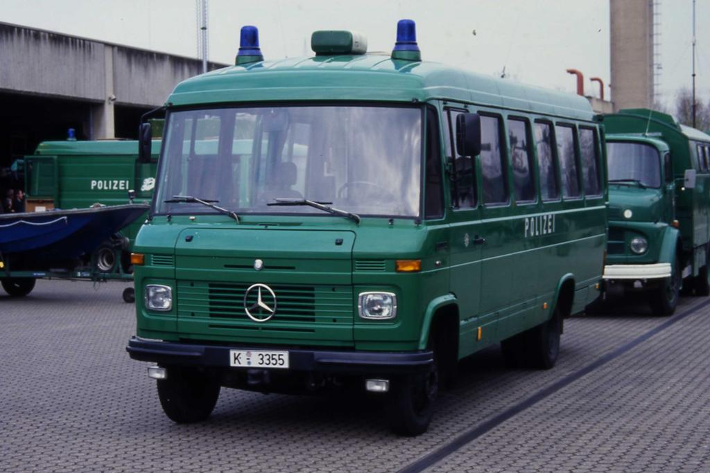 Gruppenfahrzeug Kleinbus Mercedes
der Bereitschaftspolizei Br�hl hier bei einer
Ausstellung mit Fotoerlaubnis am 20.3.1999.