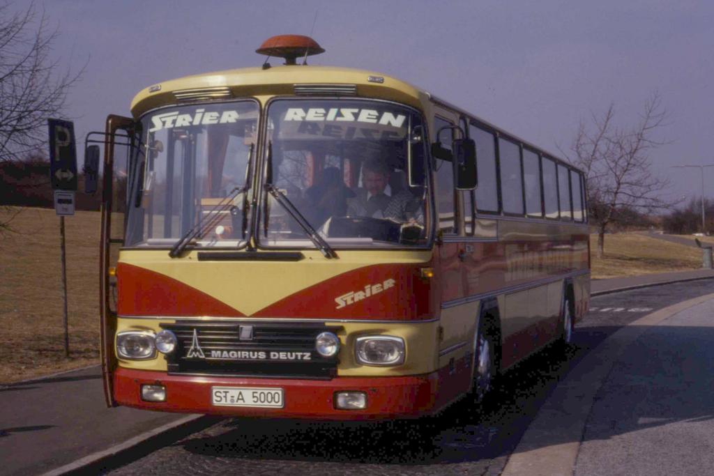 Heute ein seltener Oldtimer. Zum Zeitpunkt der Aufnahme war dieser 
Magirus Deutz TR 120 ein modernes Gef�hrt. Dieser Bus geh�rte
seinerzeit dem Reiseunternehmen Strier in Ibbenb�ren.
Aufnahme in Wurzburg am 13.3.1987.