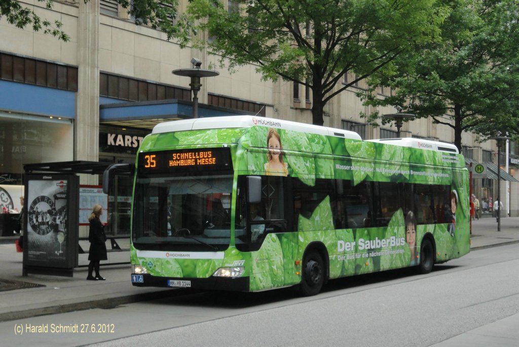 HHA 1144 am 27.6.2012 auf der Schnellbus-Linie 35 nach Hamburg Messe an der Haltestelle Gerhart-Hauptmann-Platz in der M�nckebergstr.
