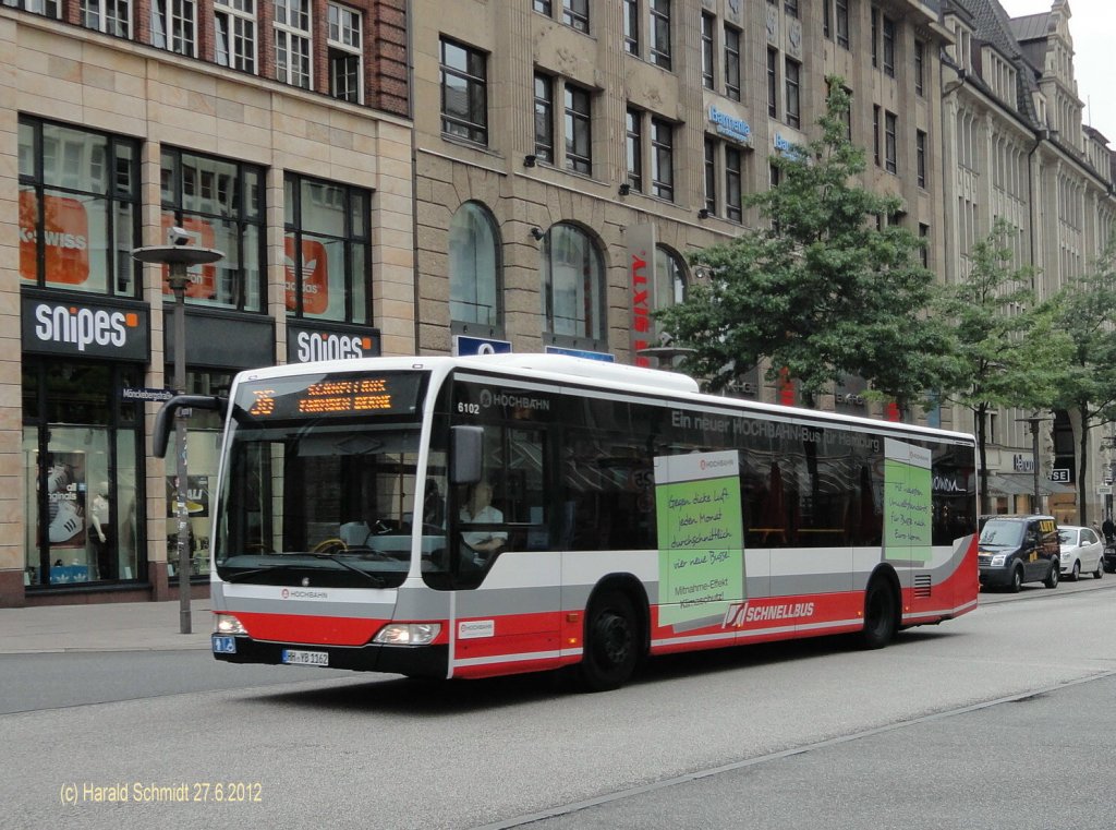 HHA 6102 am 27.6.2012 auf der Schnellbus-Linie 36 nach Farmsen/Berne an der Haltestelle Gerhart-Hauptmann-Platz in der M�nckebergstr.

