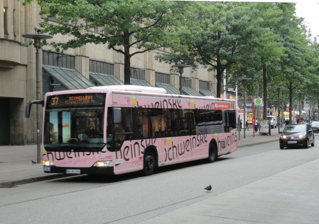 HHA 6906 (HH HN 2966) am 14.2.201 auf der Schnellbus-Linie 37 in der M�nckebergstr. 
