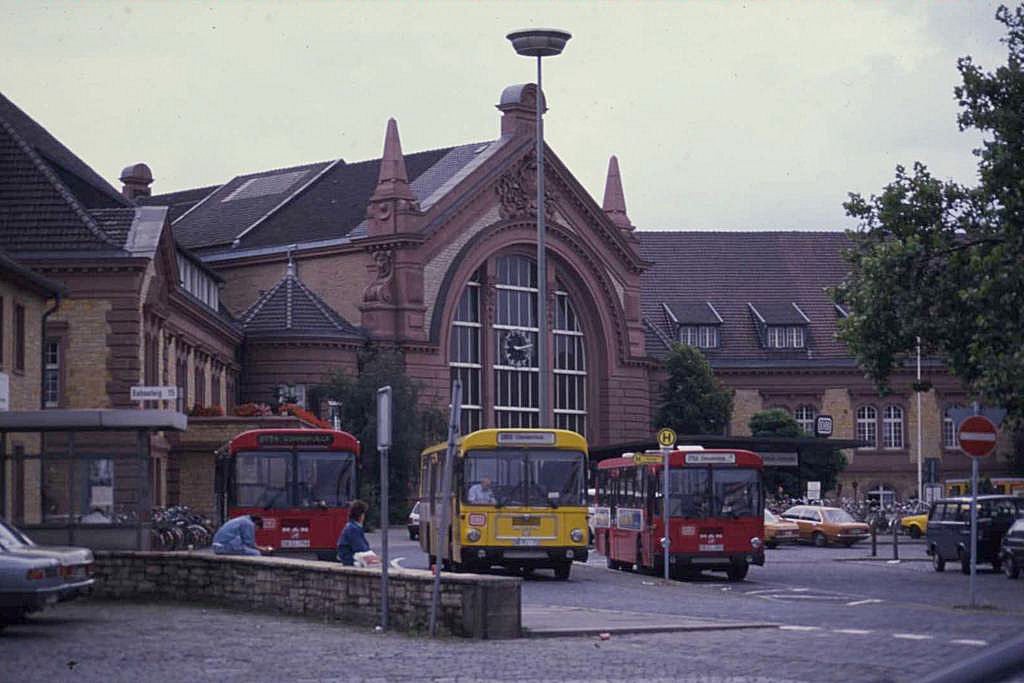 Historische Aufnahme vom 22.8.1988
Hauptbahnhof Osnabr�ck mit Post- und Bahnbussen.
Bei den drei hier zu sehenden Linienbussen handelt es sich 
um MAN Fahrzeuge bzw. MAN - B�ssing.