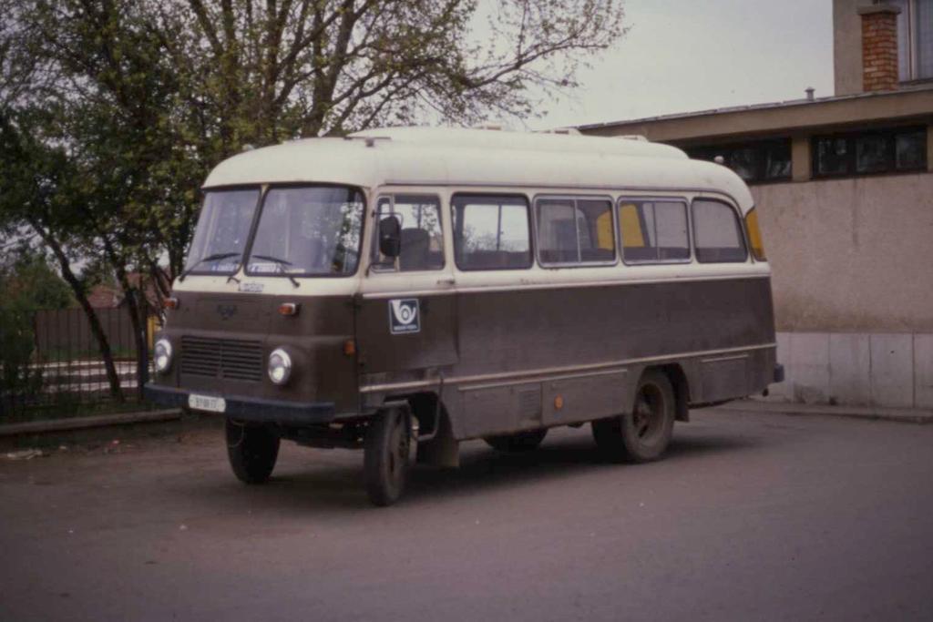 IFA Robur Kleinbs der ungarischen Post hier 
am 15.9.1989 in Tiszaf�red am Rande der Puszta.