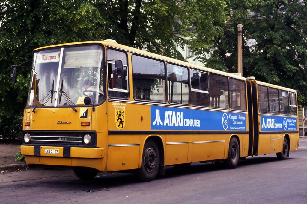 In der DDR beherrschten die IKARUS Busse landauf,landab das Bild im st�dtischen
Nahverkehr. Dieser Ikarus Z 80 stand in Diensten der Stadt Weimar am 7.6.1991
dort aufgenommen.