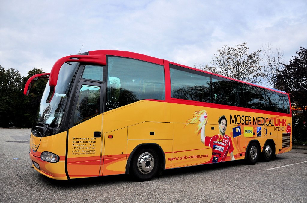 IRISBUS CENTURY vom Busunternehmer ZUPANAC aus Nieder�sterreich.Offizieller Mannschaftsbus des UHK Krems,mehrmaliger �sterreichischer Handballmeister.Krems,September 2012.