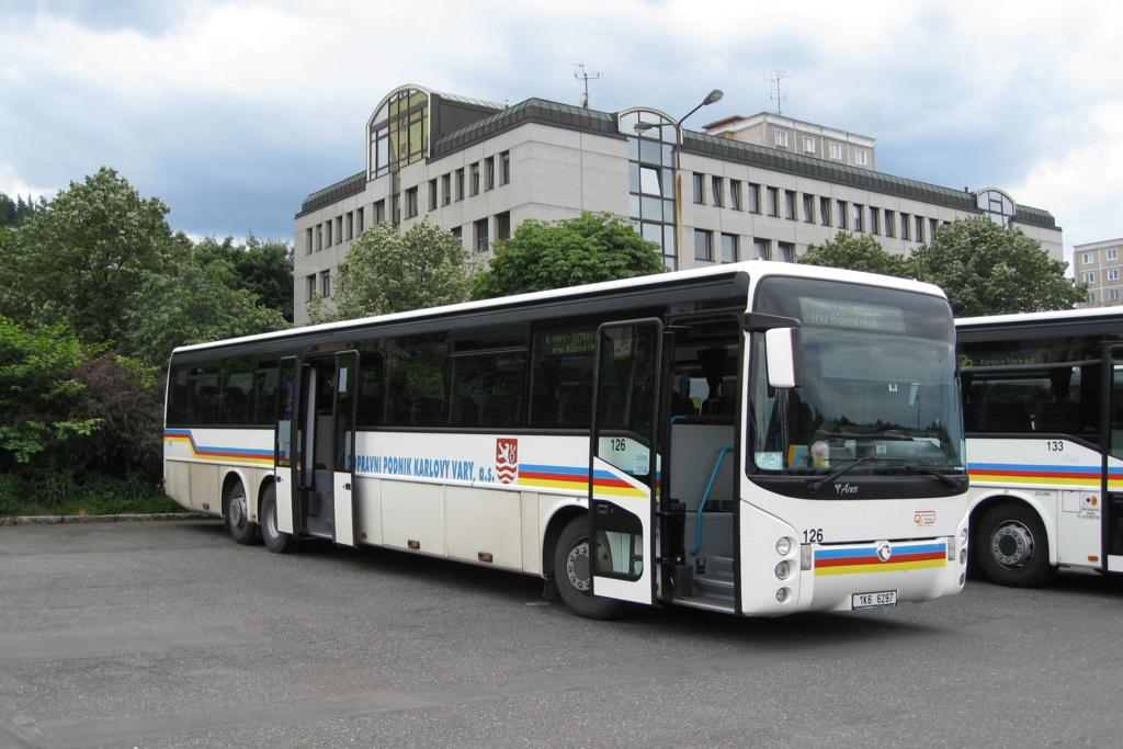 Karlovy Vary 15.6.2009 unterer Bahnhof
Laut Reklame Beschriftung geh�rt dieser dreiachsige Renault Bus
offensichtlich den Stadtbetrieben in Karlsbad / Tschechien.
