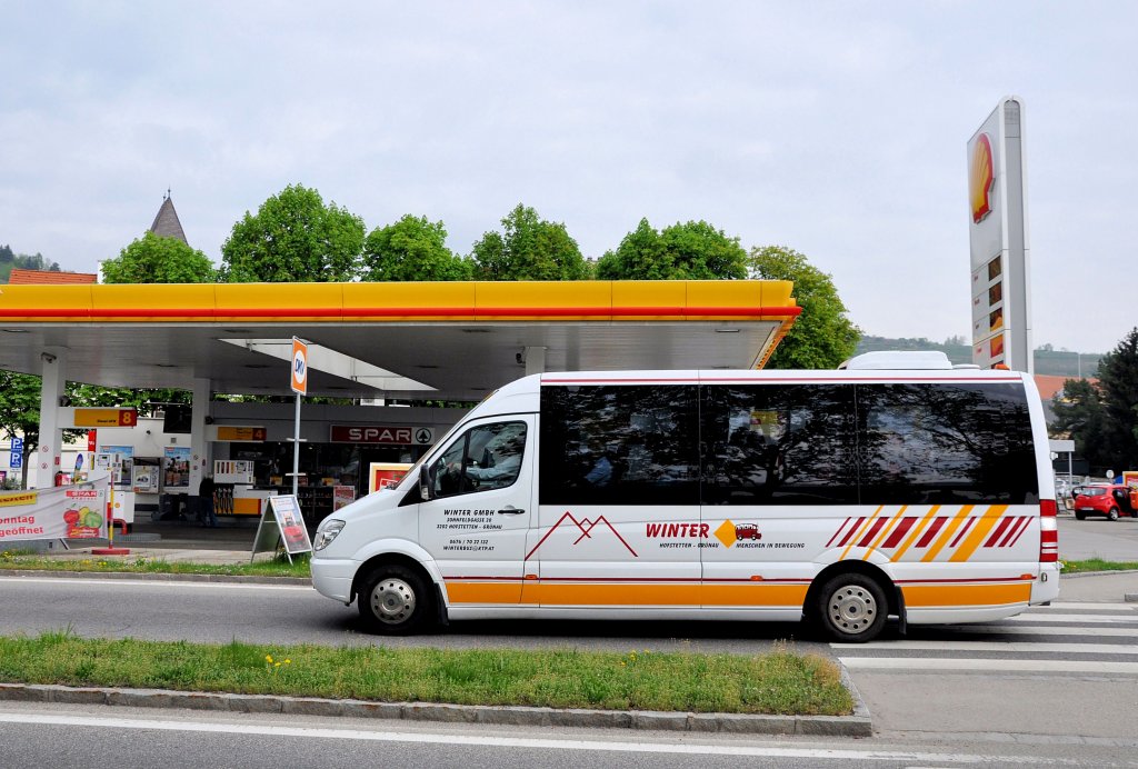 Kleinbus MERCEDES BENZ Sprinter von WINTER Reisen aus Nieder�sterreich am 28.4.2013 in Krems unterwegs.
