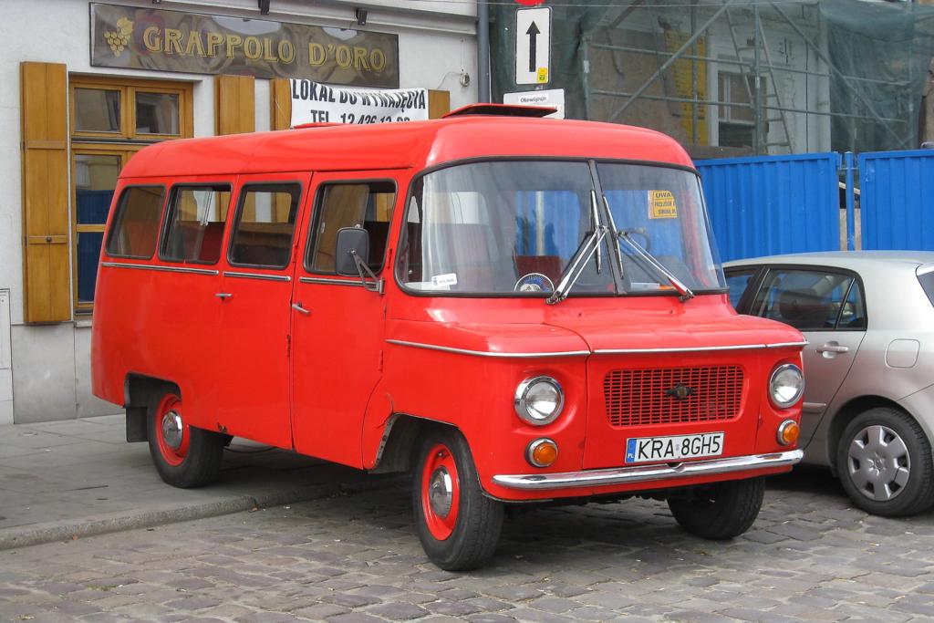Kleinbus der polnischen Marke Nysa.
Am 14.9.2011 stand dieser Oldie im j�dischen Viertel in Krakau.