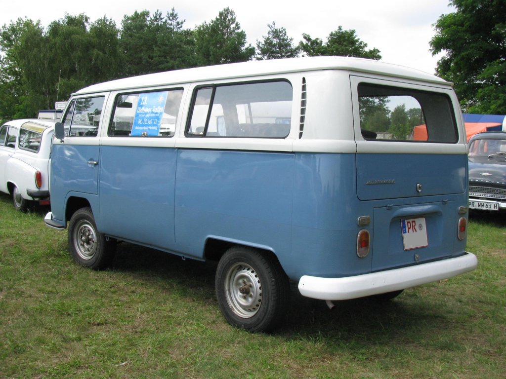 Kleinbus VW T 2 aus dem Landkreis Prignitz (PR) fotografiert beim 13. Perleberger Oldtimer- und Milit�rfahrzeugtreffen, Flugplatz Perleberg [10.07.2011]
