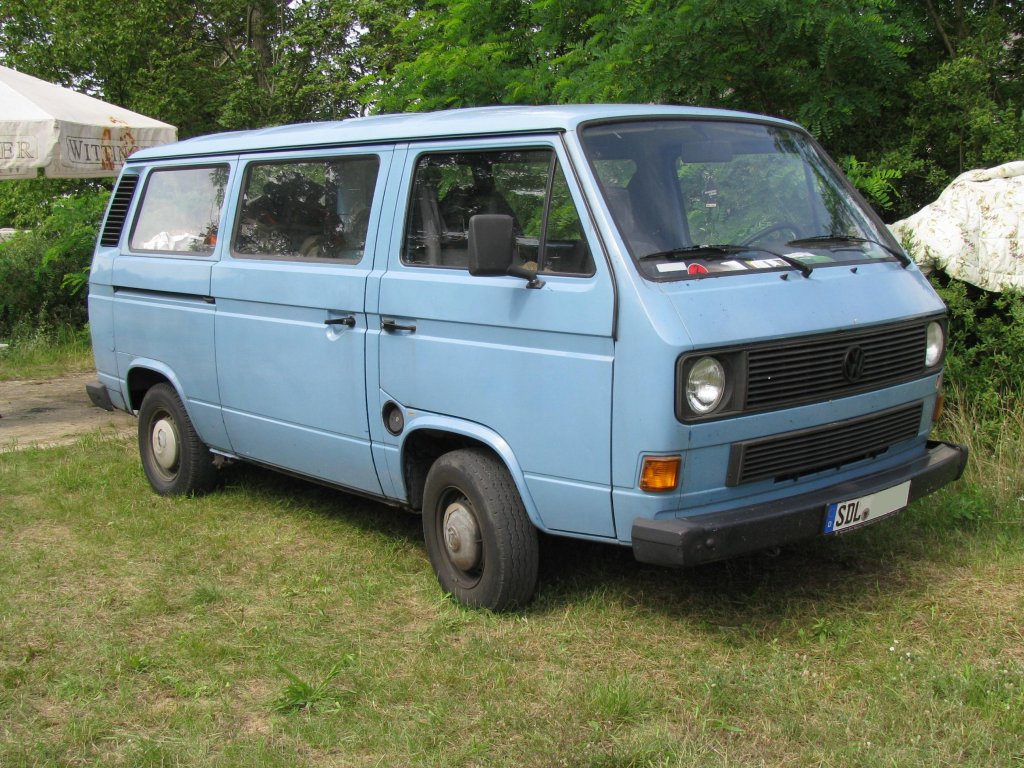 Kleinbus VW T 3 aus dem Landkreis Stendal (SDL) fotografiert beim 13. Perleberger Oldtimer- und Milit�rfahrzeugtreffen, Flugplatz Perleberg [10.07.2011] 