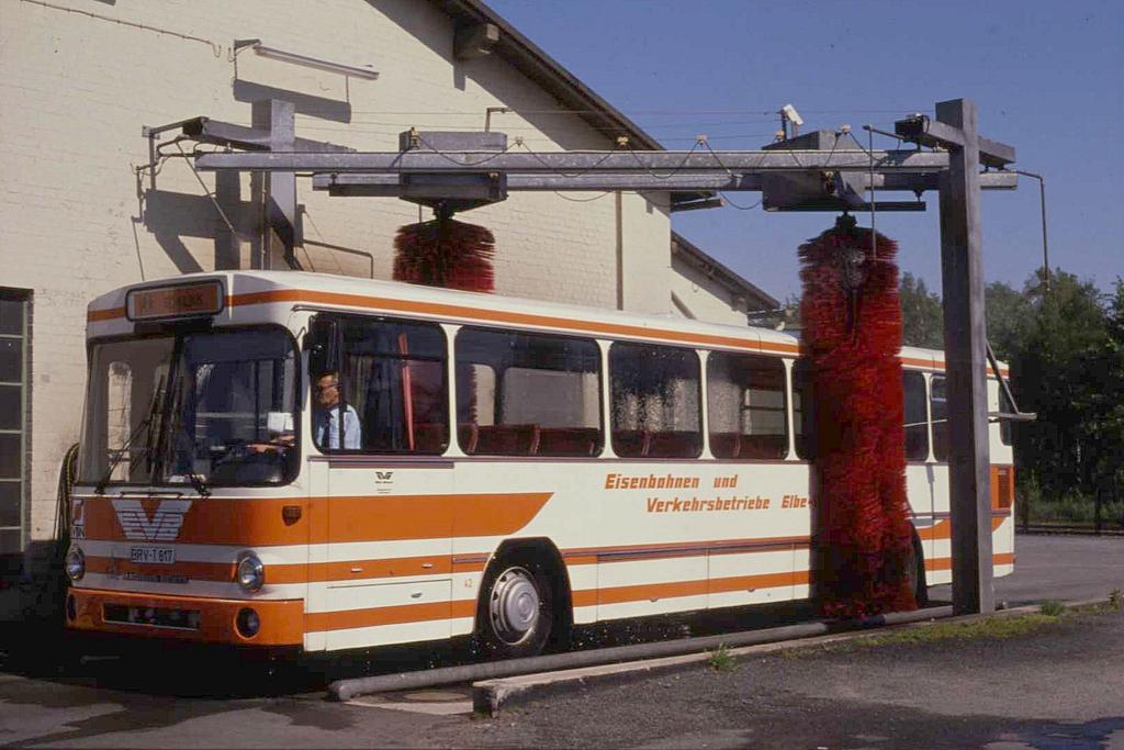 Magirus der EVB in der Waschanlage in Zeven S�d am 24.05.1989.