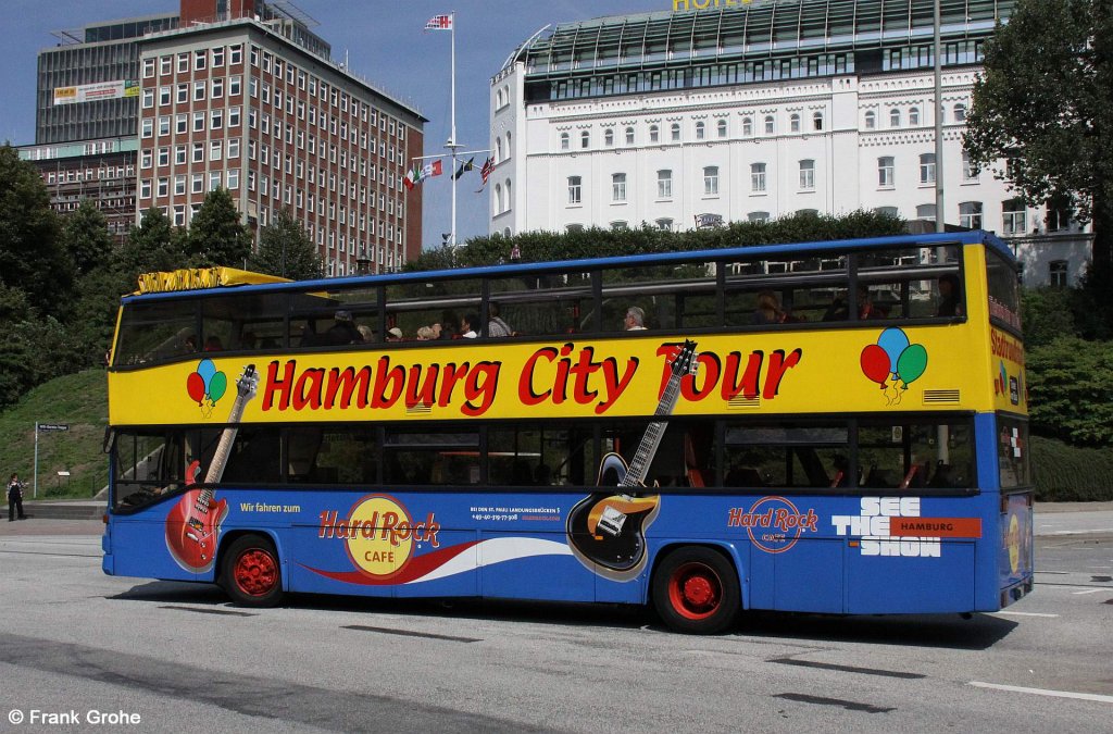 MAN Doppelstock Stadtrundfahrten der Hamburg City Tour, mit Werbung Hard Rock Cafe, fotografiert an den Landungsbr�cken in Hamburg am 03.08.2011